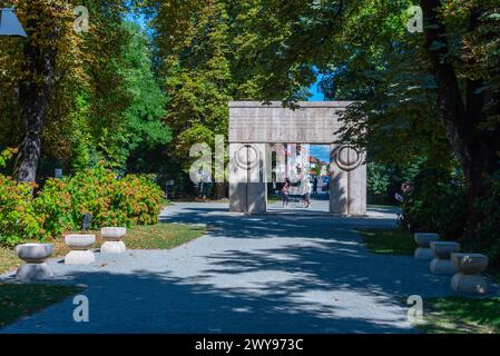 Targu Jiu, Romanai, 8. August 2023: Das Tor des Kusses in der rumänischen Stadt Targu Jiu Stockfoto