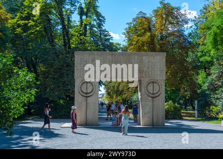 Targu Jiu, Romanai, 8. August 2023: Das Tor des Kusses in der rumänischen Stadt Targu Jiu Stockfoto