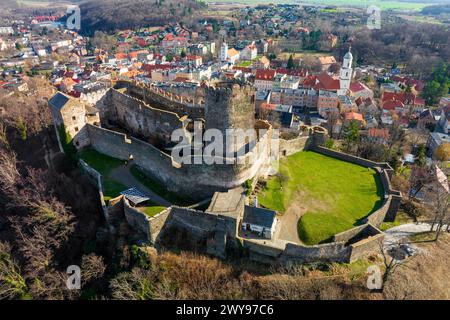 Aus der Vogelperspektive auf die mittelalterliche Burg Bolkow. Niederschlesien, Polen Stockfoto