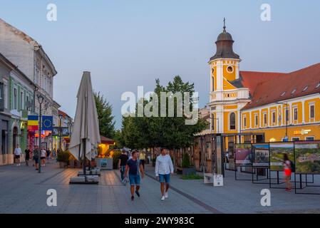 Cluj-Napoca, Rumänien, 12. August 2023: Sonnenuntergang am Bulevardul Eroilor in Cluj-Napoca, Rumänien Stockfoto