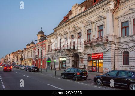 Cluj-Napoca, Rumänien, 12. August 2023: Sonnenuntergang am Bulevardul Eroilor in Cluj-Napoca, Rumänien Stockfoto