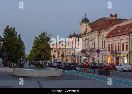 Cluj-Napoca, Rumänien, 12. August 2023: Sonnenuntergang am Bulevardul Eroilor in Cluj-Napoca, Rumänien Stockfoto