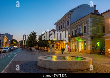 Cluj-Napoca, Rumänien, 12. August 2023: Sonnenuntergang am Bulevardul Eroilor in Cluj-Napoca, Rumänien Stockfoto