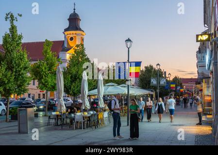 Cluj-Napoca, Rumänien, 12. August 2023: Sonnenuntergang am Bulevardul Eroilor in Cluj-Napoca, Rumänien Stockfoto