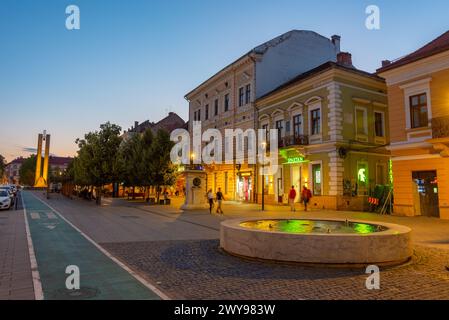 Cluj-Napoca, Rumänien, 12. August 2023: Sonnenuntergang am Bulevardul Eroilor in Cluj-Napoca, Rumänien Stockfoto