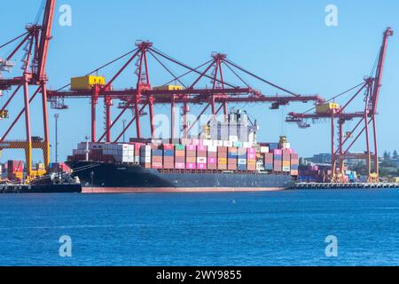 Frachtschiff mit Containern im Hafen von Fremantle, Western Australia, WA, Australien Stockfoto