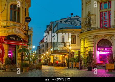 Bukarest, Rumänien, 21. August 2023: Sonnenaufgang in der Altstadt von Bukarest, Rumänien Stockfoto