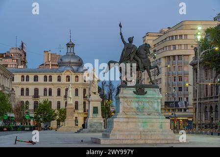 Bukarest, Rumänien, 21. August 2023: Sonnenaufgang auf dem Universitätsplatz in Bukarest, Rumänien Stockfoto