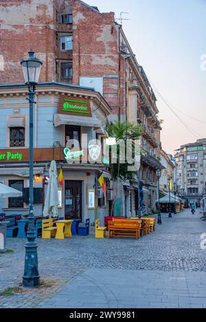 Bukarest, Rumänien, 21. August 2023: Sonnenaufgang in der Altstadt von Bukarest, Rumänien Stockfoto