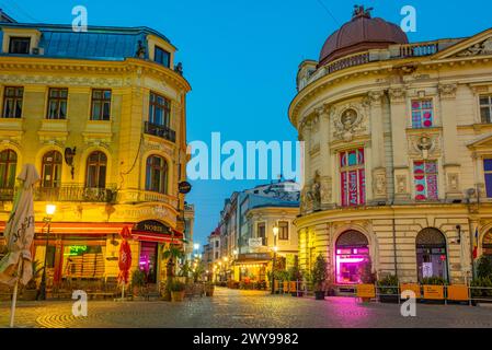 Bukarest, Rumänien, 21. August 2023: Sonnenaufgang in der Altstadt von Bukarest, Rumänien Stockfoto