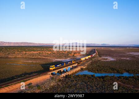 Luftlinie des Gütercontainer-Modulzuges in der Nähe von Port Augusta South Australia Stockfoto