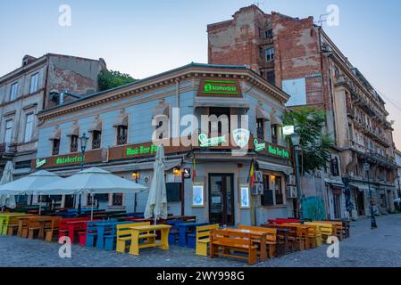 Bukarest, Rumänien, 21. August 2023: Sonnenaufgang in der Altstadt von Bukarest, Rumänien Stockfoto