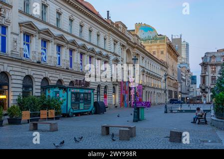 Bukarest, Rumänien, 21. August 2023: Sonnenaufgang in der Altstadt von Bukarest, Rumänien Stockfoto