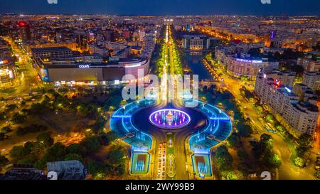 Bukarest, Rumänien, 21. August 2023: Panoramablick bei Sonnenuntergang auf einen Brunnen auf dem Unirii-Platz in Bukarest, Rumänien Stockfoto