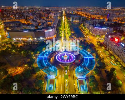 Bukarest, Rumänien, 21. August 2023: Panoramablick bei Sonnenuntergang auf einen Brunnen auf dem Unirii-Platz in Bukarest, Rumänien Stockfoto