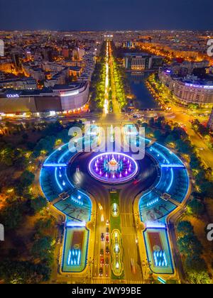 Bukarest, Rumänien, 21. August 2023: Panoramablick bei Sonnenuntergang auf einen Brunnen auf dem Unirii-Platz in Bukarest, Rumänien Stockfoto