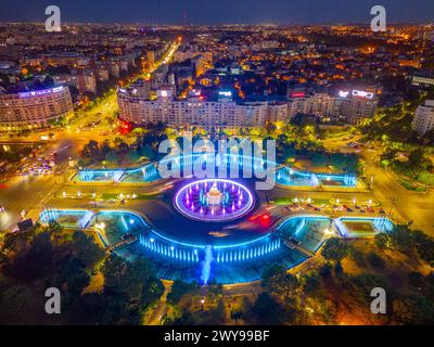 Bukarest, Rumänien, 21. August 2023: Panoramablick bei Sonnenuntergang auf einen Brunnen auf dem Unirii-Platz in Bukarest, Rumänien Stockfoto