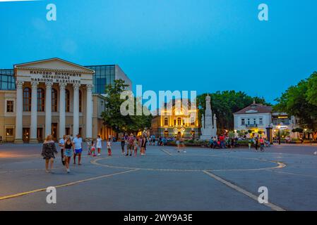 Subotica, Serbien, 24. Juli 2023: Blick auf den Platz der Republik bei Sonnenuntergang in der serbischen Stadt Subotica Stockfoto