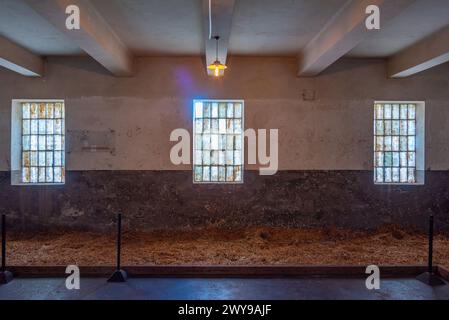 NIS, Serbien, 27. Juli 2023: Innenraum eines Museums des Konzentrationslagers Rotes Kreuz in NIS, Serbien Stockfoto