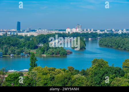 Belgrad, Serbien, 30. Juli 2023: Zusammenfluss von Save und Donau in Belgrad, serbien. Stockfoto
