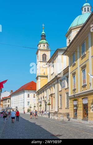 Ljubljana, Slowenien, 18. Juni 2023: Menschen schlendern vor der Nikolaikirche im historischen Zentrum von Ljubljana, Slowenien Stockfoto