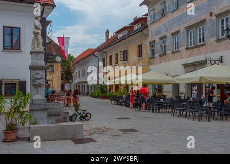 Radovljica, Slowenien, 19. Juni 2023: Menschen schlendern auf dem Linhartov trg Platz in Radovljica, Slowenien Stockfoto