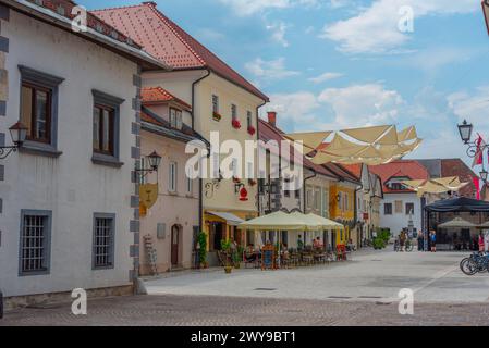 Radovljica, Slowenien, 19. Juni 2023: Menschen schlendern auf dem Linhartov trg Platz in Radovljica, Slowenien Stockfoto