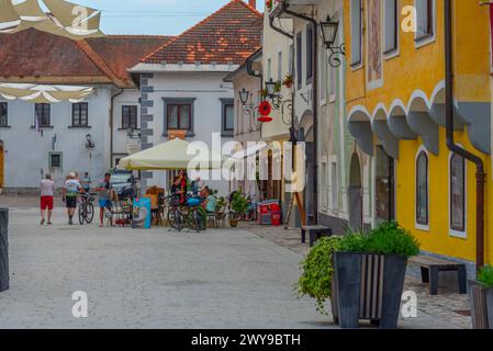 Radovljica, Slowenien, 19. Juni 2023: Menschen schlendern auf dem Linhartov trg Platz in Radovljica, Slowenien Stockfoto