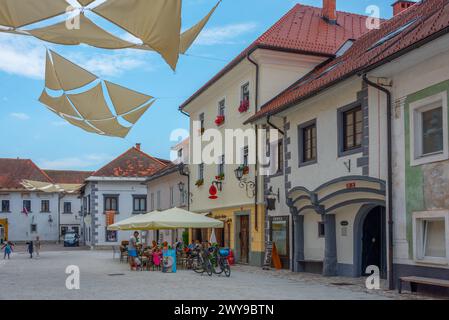 Radovljica, Slowenien, 19. Juni 2023: Menschen schlendern auf dem Linhartov trg Platz in Radovljica, Slowenien Stockfoto