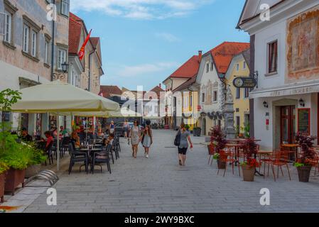 Radovljica, Slowenien, 19. Juni 2023: Menschen schlendern auf dem Linhartov trg Platz in Radovljica, Slowenien Stockfoto