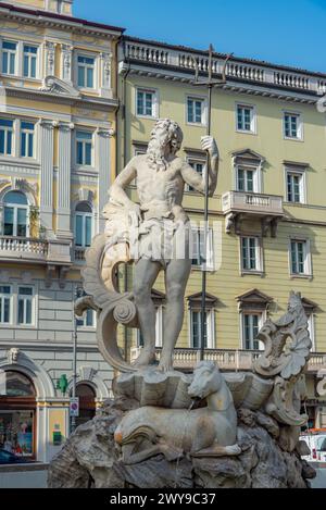 Triest, Italien, 21. Juni 2023: Der Neptun-Brunnen an der Piazza della Borsa im Zentrum der italienischen Stadt Triest Stockfoto