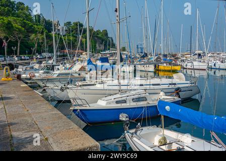 Triest, Italien, 22. Juni 2023: Boote legen im Palast Miramare in der italienischen Stadt Triest an Stockfoto