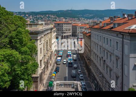 Triest, Italien, 22. Juni 2023: Luftaufnahme der Piazza Carlo Goldoni in der italienischen Stadt Triest Stockfoto