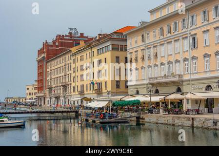 Triest, Italien, 22. Juni 2023: Restaurants am Canal Grande in der italienischen Stadt Triest Stockfoto