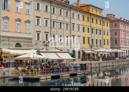 Triest, Italien, 22. Juni 2023: Restaurants am Canal Grande in der italienischen Stadt Triest Stockfoto