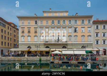 Triest, Italien, 22. Juni 2023: Restaurants am Canal Grande in der italienischen Stadt Triest Stockfoto