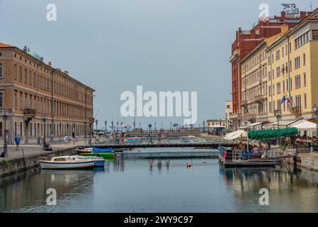 Triest, Italien, 22. Juni 2023: Restaurants am Canal Grande in der italienischen Stadt Triest Stockfoto