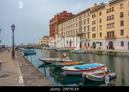 Triest, Italien, 22. Juni 2023: Boote legen am Canal Grande in der italienischen Stadt Triest an Stockfoto