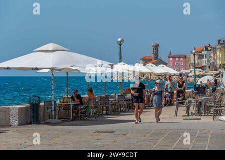 Piran, Slowenien, 23. Juni 2023: Die Menschen genießen einen sonnigen Tag am Wasser oder Piran, Slowenien Stockfoto
