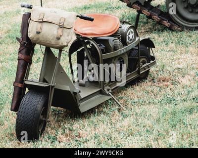 SAINTE MERE L'EGLISE, NORMANDIE, FRANKREICH - 6. JUNI 2023. Gedenkfeier zum Zweiten Weltkrieg. Military Camp Rekonstitution Military Oldtimer Motorrad verwendet Stockfoto