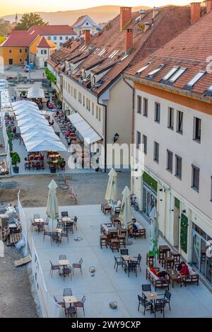 Maribor, Slowenien, 25. Juni 2023: Blick auf eine Straße bei Sonnenuntergang im Zentrum von Maribor, Slowenien Stockfoto