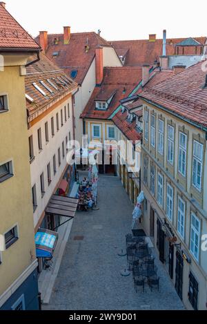 Maribor, Slowenien, 25. Juni 2023: Blick auf eine Straße bei Sonnenuntergang im Zentrum von Maribor, Slowenien Stockfoto