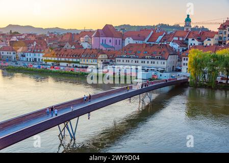 Maribor, Slowenien, 25. Juni 2023: Blick auf den Sonnenuntergang der Brücke über die Drau in Maribor, Slowenien Stockfoto