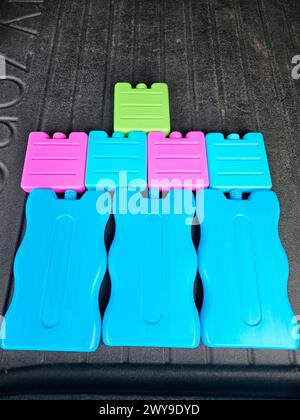 Die farbigen Plastikflaschen auf dem Boden Stockfoto