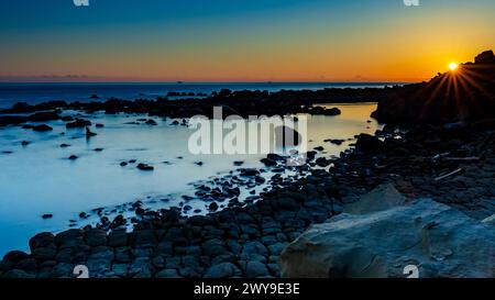 Farbenfroher Herbstsonnenaufgang an der felsigen Küste des Geoparks Heping Island in Keelung City in Nordtaiwan. Stockfoto