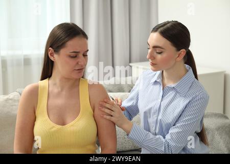 Frau, die ihrem Diabetiker zu Hause Insulin spritzt Stockfoto