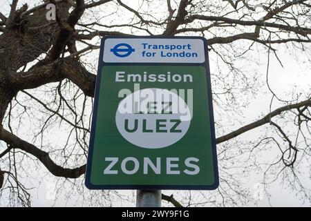 Harefield, Großbritannien. April 2024. Ein ULEZ-Schild in Harefield. Die Mehrzahl der ULEZ-Kameras in Harefield, Uxbridge, wurden von Anti-ULEZ-Kameras, sogenannten „Blader Runners“, zerstört. Das viel verhasste ULEZ-Programm wird zweifellos eine Schlüsselrolle bei den bevorstehenden Londoner Bürgermeisterwahlen spielen. Das Programm wurde vom Londoner Bürgermeister Sadiq Khan eingeführt. Die konservative Kandidatatin Susan Hall hat gesagt, dass sie, wenn sie gewählt wird, das ULEZ-Programm abschaffen wird. Quelle: Maureen McLean/Alamy Live News Stockfoto