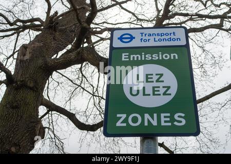 Harefield, Großbritannien. April 2024. Ein ULEZ-Schild in Harefield. Die Mehrzahl der ULEZ-Kameras in Harefield, Uxbridge, wurden von Anti-ULEZ-Kameras, sogenannten „Blader Runners“, zerstört. Das viel verhasste ULEZ-Programm wird zweifellos eine Schlüsselrolle bei den bevorstehenden Londoner Bürgermeisterwahlen spielen. Das Programm wurde vom Londoner Bürgermeister Sadiq Khan eingeführt. Die konservative Kandidatatin Susan Hall hat gesagt, dass sie, wenn sie gewählt wird, das ULEZ-Programm abschaffen wird. Quelle: Maureen McLean/Alamy Live News Stockfoto