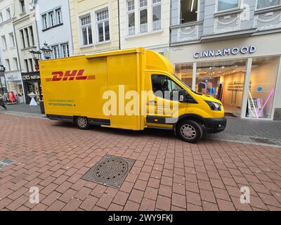 Ein DHL-Lieferwagen in einer Einkaufsstraße im Zentrum von Bonn, Deutschland Stockfoto