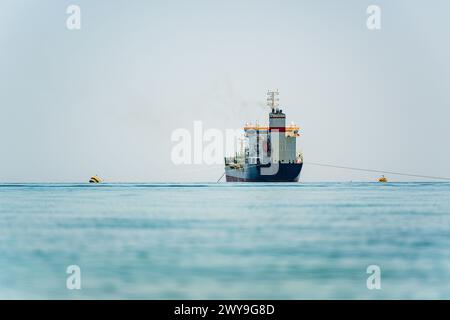 Ölchemikalientanker im Mittelmeer an einem bewölkten Tag Stockfoto